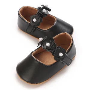 Vue détaillée des chaussures de bébé fille en cuir PU noir avec fleurs en perles