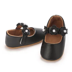 Vue détaillée des chaussures de princesse en PU noir pour bébé fille avec fleurs