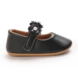 Vue latérale de chaussures de bébé fille en cuir PU noir avec détails fleurs et perles