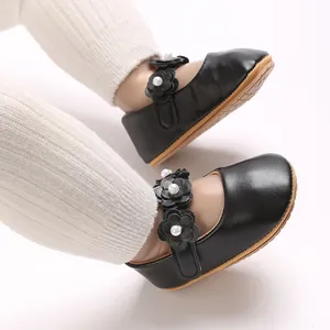 Détail de chaussures de princesse bébé en PU noir avec fleurs et perles