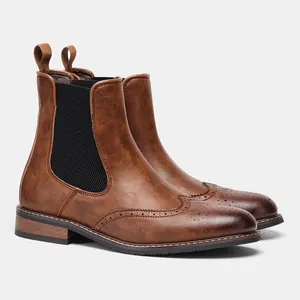 Λεπτομερής προβολή των σχεδίων brogue και της υφής του δέρματος στις μπότες Chelsea