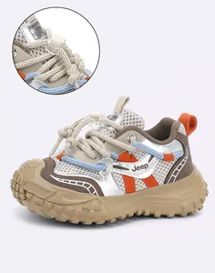 Vista macro de los cordones y la textura de malla transpirable de zapatillas Jeep niños
