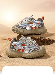 Detalle de las zapatillas deportivas Jeep transpirables y resistentes para niños