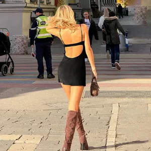 Vista trasera detallada de un sexy vestido corto negro sin espalda en un entorno urbano