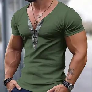 Vue détaillée du t-shirt vert olive pour homme avec col en V et laçage gris