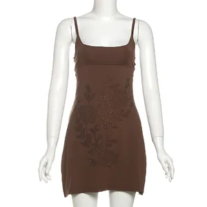 Mini vestido ajustado de tirantes con elegantes motivos florales de pedrería