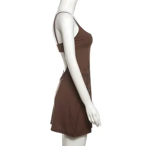Perfil lateral de un minivestido marrón sin espalda con detalles de hojas de pedrería
