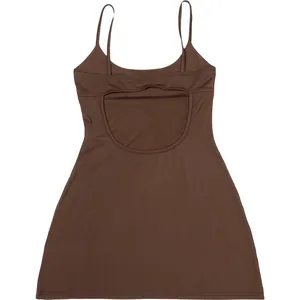 Detalle de la espalda de un vestido camisola marrón ajustado con corte elegante
