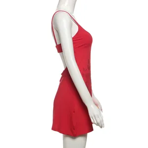 Vista lateral de un vestido ajustado rojo con espalda descubierta y diseño de pedrería.