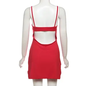 Vista detallada de la espalda de un vestido corto rojo sexy ajustado y sin espalda