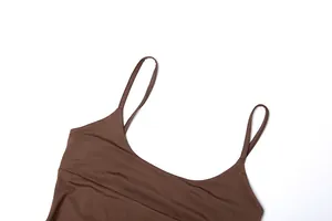 Primer plano detallado de vestido marrón con tirantes finos y cuello en U de tela suave.