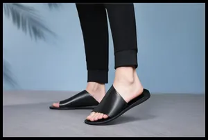 Vista dettagliata dei sandali a fascia in vera pelle nera da uomo sul modello
