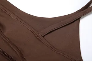 Primer plano detallado de las costuras profesionales y el diseño de tirantes del vestido marrón