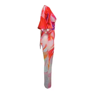 Perfil lateral de un conjunto de verano de dos piezas con flores abstractas vivas