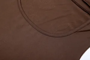 Detalle de la textura de un vestido ajustado marrón con cuello en U y espalda descubierta sexy