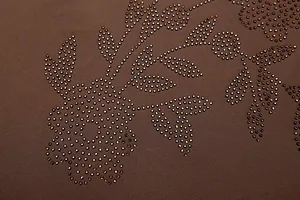 Primer plano de patrón floral de diamantes de imitación en tela marrón