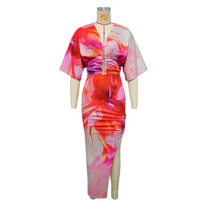Vista frontal completa de un conjunto floral en un maniquí de costura profesional.