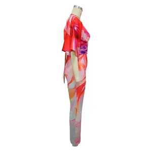 Vista lateral detallada de un conjunto de dos piezas para mujer con estampado floral vivo