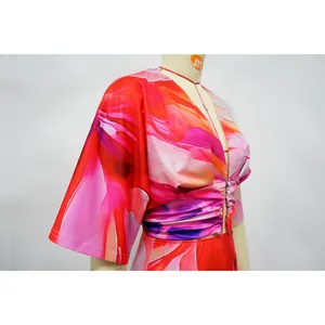 Vista detallada de un vestido de mujer con estampado floral abstracto y escote en V profundo