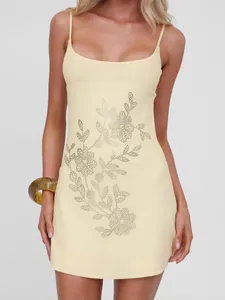 Vestido ajustado amarillo con escote en U y un elegante diseño floral de pedrería