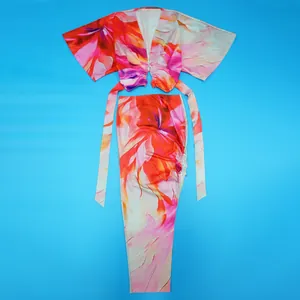 Conjunto de verano de dos piezas con estampado floral, top con escote en V y falda.