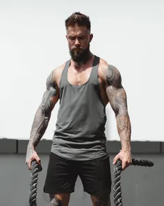 Vue détaillée d'un homme musclé portant un débardeur de fitness gris à séchage rapide
