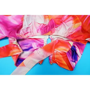 Primer plano del colorido estampado de acuarela y dobladillo elástico de ropa