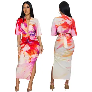 Vista frontal y trasera de conjunto floral de dos piezas con top en V y falda larga abierta