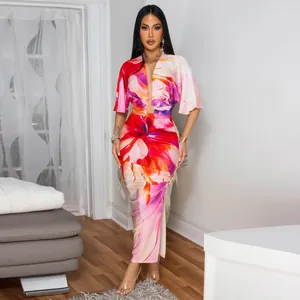 Vista detallada de un conjunto de falda con estampado floral y un escote en V profundo