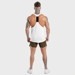 Vue arrière d'un débardeur de sport blanc à séchage rapide pour hommes avec dos en Y.