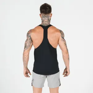 Vue de dos d'un homme portant un débardeur de sport noir à séchage rapide pour le fitness