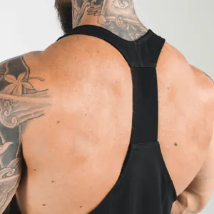 Vue arrière détaillée d'un débardeur de sport noir pour homme avec sangle élastique large
