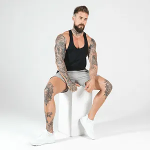 Vue détaillée d'un homme musclé portant un débardeur de fitness noir à séchage rapide