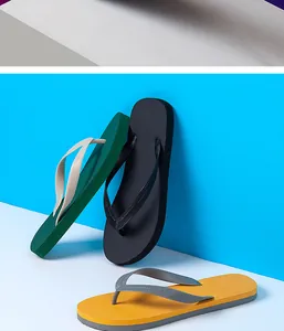 Dettaglio infradito da uomo antiscivolo e alla moda in vari colori per la spiaggia estiva.