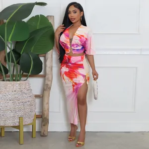 Detalle de conjunto sexy de top con cuello en V y falda con abertura e impreso floral