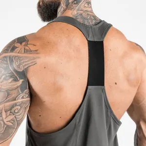 Détail gros plan d'un débardeur de sport homme dos nageur avec bande élastique noire