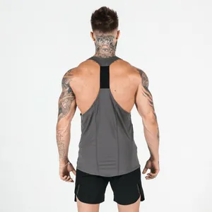 Vue de dos d'un homme portant un débardeur gris et un short de sport noir pour le fitness.
