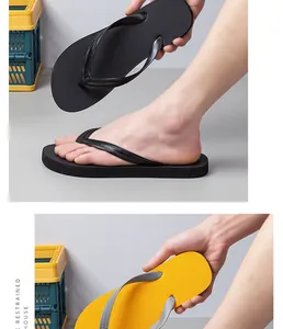 Dettaglio delle infradito antiscivolo da uomo nei colori nero e giallo per l'estate casual