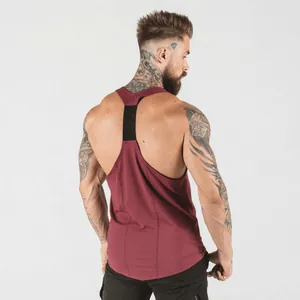 Vue arrière détaillée d'un débardeur de sport bordeaux avec un design Y-back noir