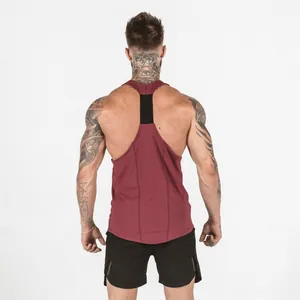 Vue arrière d'un débardeur de sport bordeaux pour homme, idéal pour le gym.