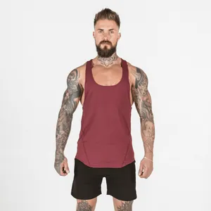Modèle de fitness portant un débardeur bordeaux à séchage rapide sur fond blanc