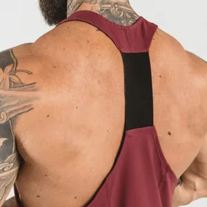 Détail d'un débardeur de sport pour hommes séchage rapide avec dos en forme de Y.