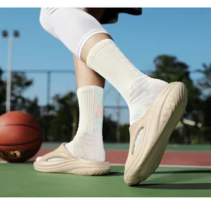 Gros plan sur des claquettes de sport légères pour hommes sur un terrain de basket