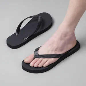 Primo piano di infradito estive da uomo nere con texture antiscivolo e design minimale