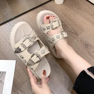 Elegantes sandalias beige con plataforma, remaches metálicos decorativos y hebillas