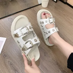 Elegantes sandalias blancas con plataforma, hebillas de metal decoradas y tachuelas plata