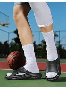 Vue détaillée des claquettes de sport noires légères pour hommes sur terrain
