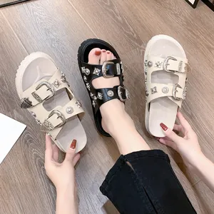 Sandalias de plataforma para mujer con remaches metálicos y hebillas decorativas.
