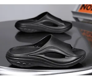 Gros plan de sandales de sport noires pour hommes avec design ajouré latéral.