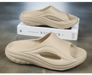 Vue détaillée du design ergonomique et des découpes latérales de ces claquettes beiges pour hommes.